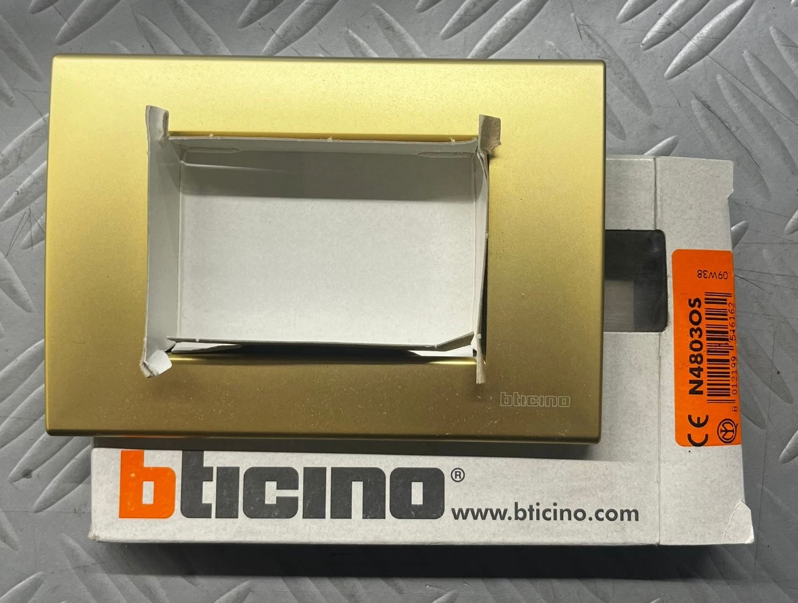 BTICINO LIVING LIGHT PLACCA 3 POSTI IN METALLO ORO SATINATO N4803OS