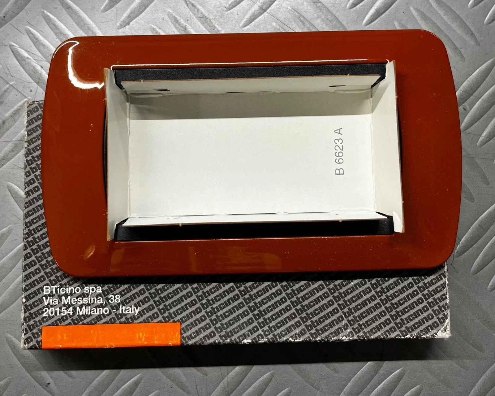 BTicino Placca 4 Posti Terracotta L4804TR - Elegante, Moderna e Resistente per L