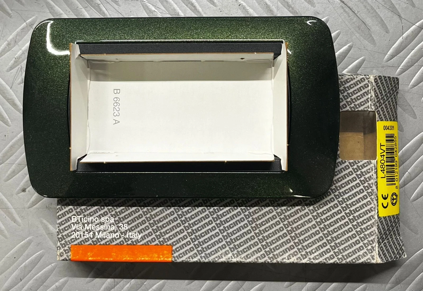 BTICINO LIVING LIGHT INTERNATIONAL L4804VT PLACCA 4 POSTI MODULI VERDE METALLIC