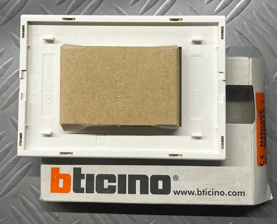 BTICINO LIVING LIGHT PLACCA 3 POSTI IN METALLO ORO SATINATO N4803OS - immagine 2