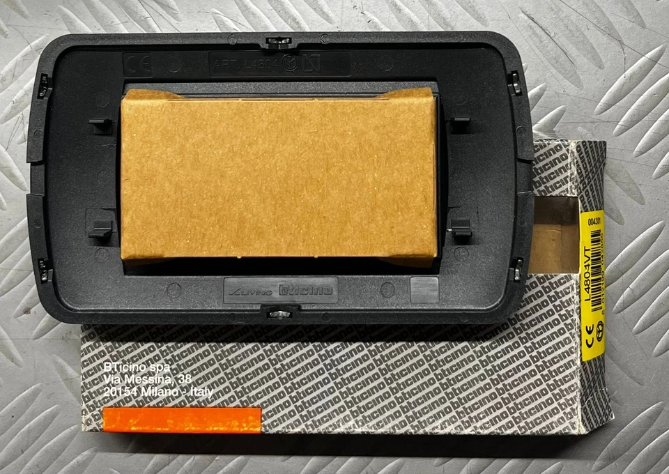 BTICINO LIVING LIGHT INTERNATIONAL L4804VT PLACCA 4 POSTI MODULI VERDE METALLIC - immagine 2